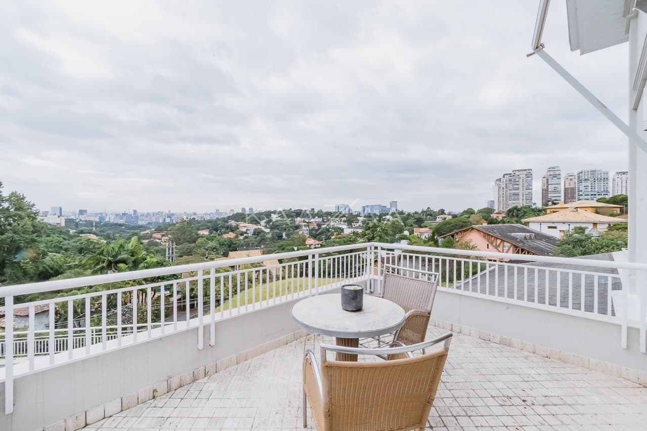Espaços super amplos, muitos verdes e uma vista divina. Casa no estilo europeu, na Cidade Jardim. - Foto 24