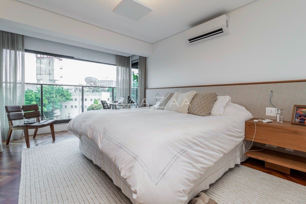 Muito vidro e luz natural com vista para as árvores. Apartamento no Jardim Guedala. - Foto 18