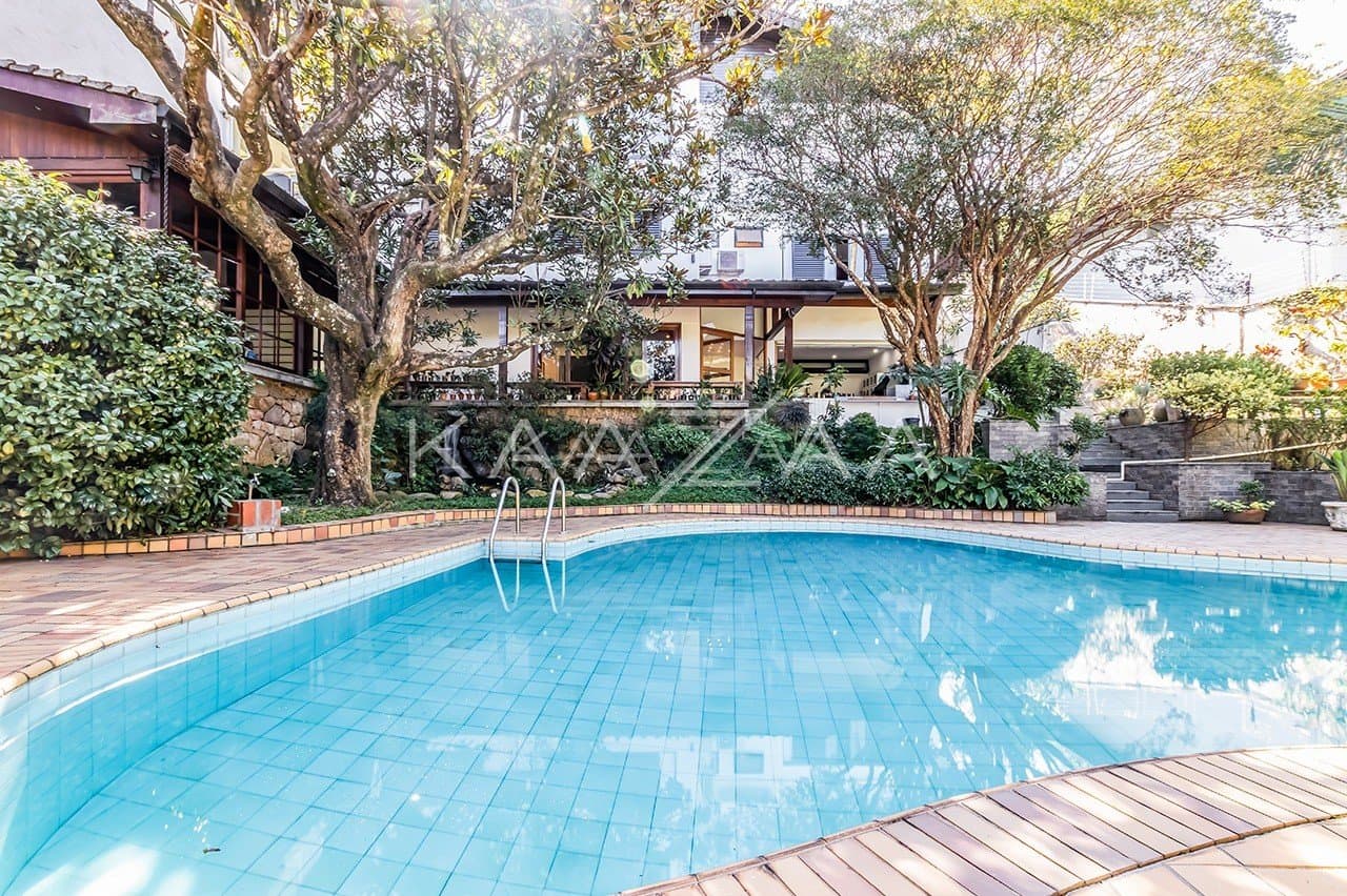 Área gourmet, piscina, atelier, pomar, lago de carpas e vista panorâmica. Casa para comtemplar a vida, no Jardim Guedala. - Foto 5