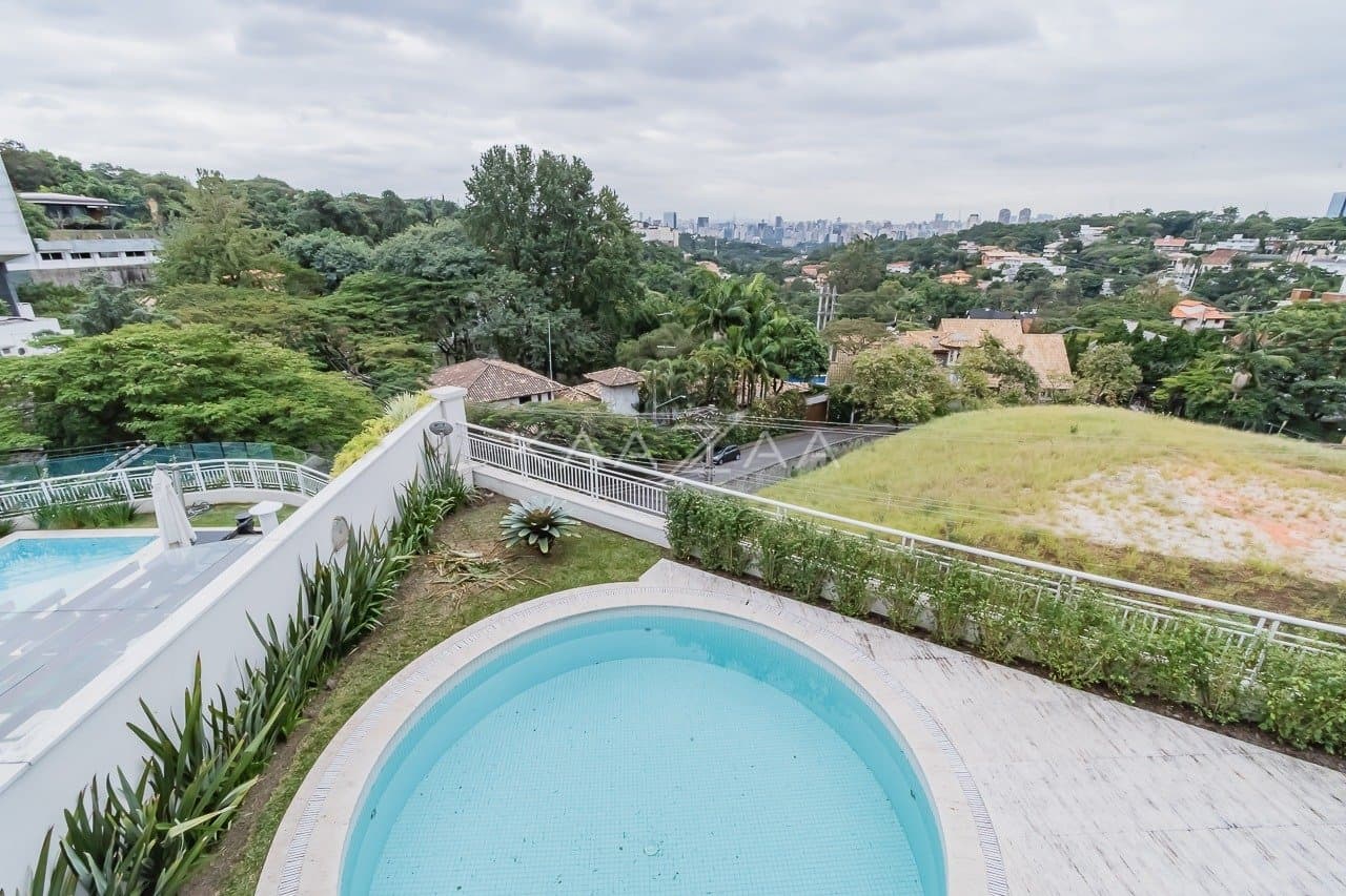 Espaços super amplos, muitos verdes e uma vista divina. Casa no estilo europeu, na Cidade Jardim. - Foto 27