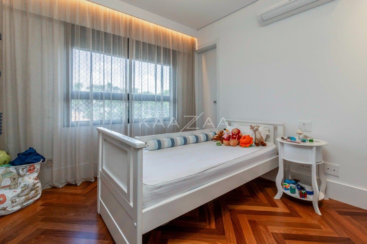 Muito vidro e luz natural com vista para as árvores. Apartamento no Jardim Guedala. - Foto 23
