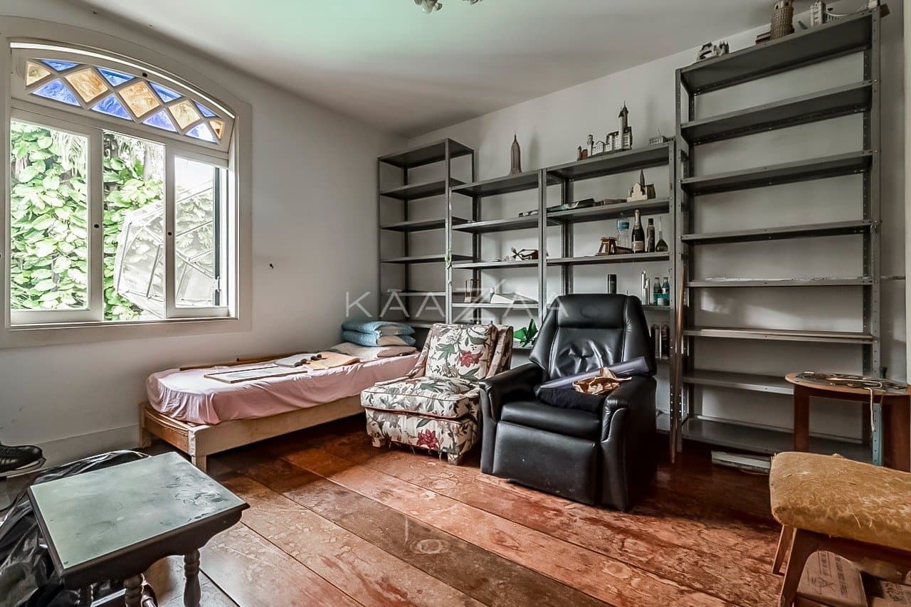 Casa cheia de potencial para reforma, com 1600 m² de terreno e um jardim exuberante em Alto de Pinheiros. - Foto 41