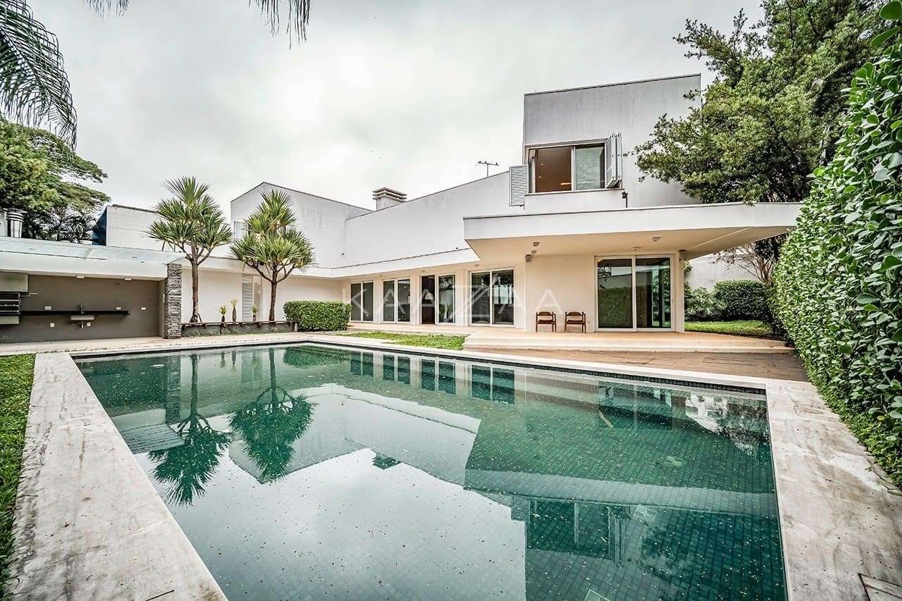 Que tal viver rodeado de muito verde em plena cidade grande? Esta casa no Jardim Lusitânia pode te proporcionar isso. - Foto 1