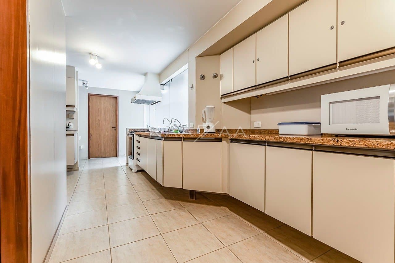 Com ares de casa de campo, uma residência espetacular no Jardim América. - Foto 34