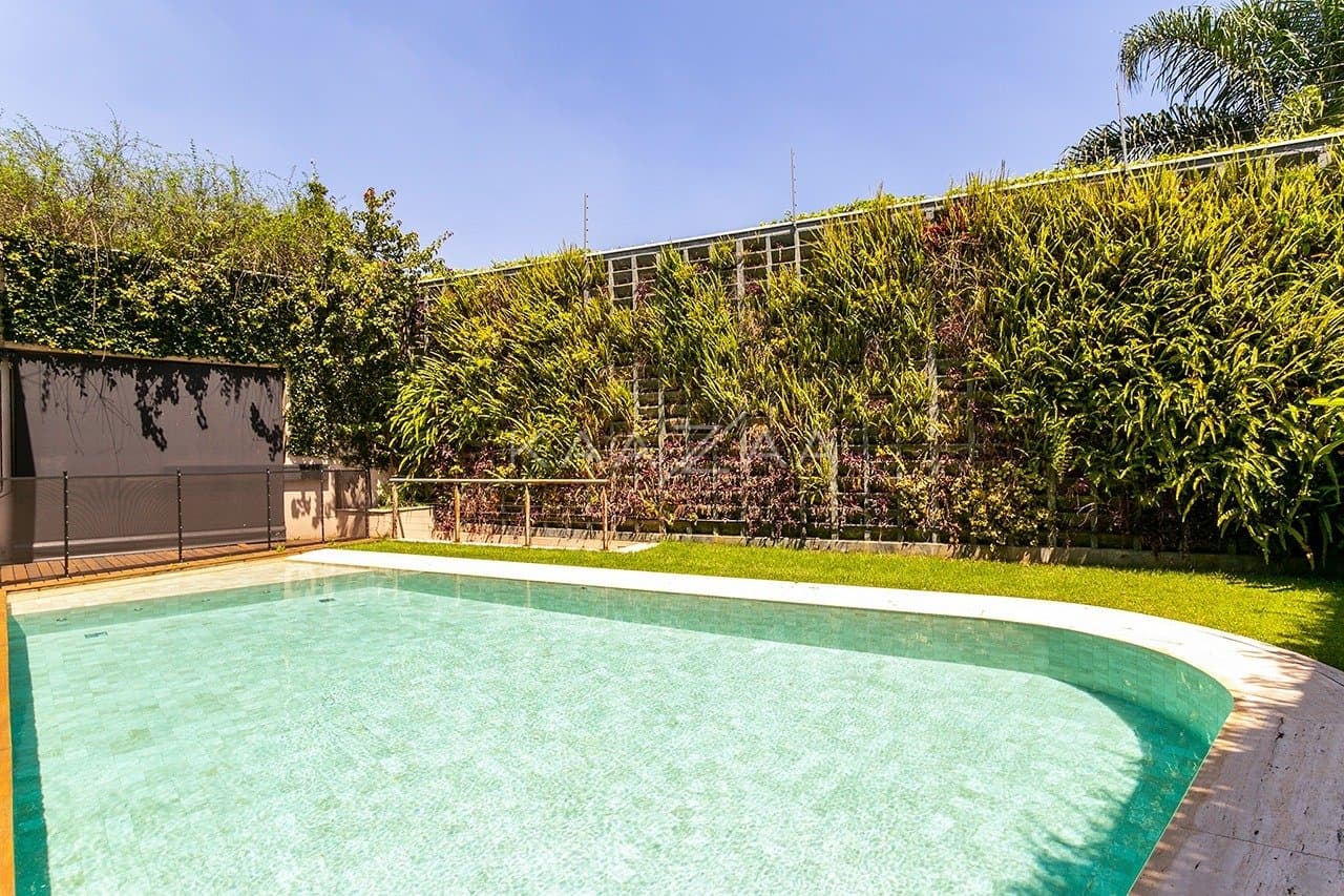 Casa com clima incrível, ótimo espaço de lazer e jardim ensolarado, no bairro Boaçava. - Foto 5