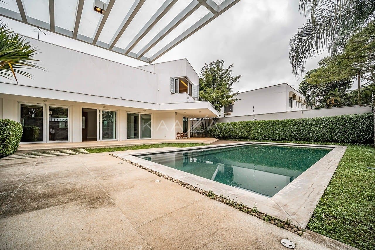 Que tal viver rodeado de muito verde em plena cidade grande? Esta casa no Jardim Lusitânia pode te proporcionar isso. - Foto 4