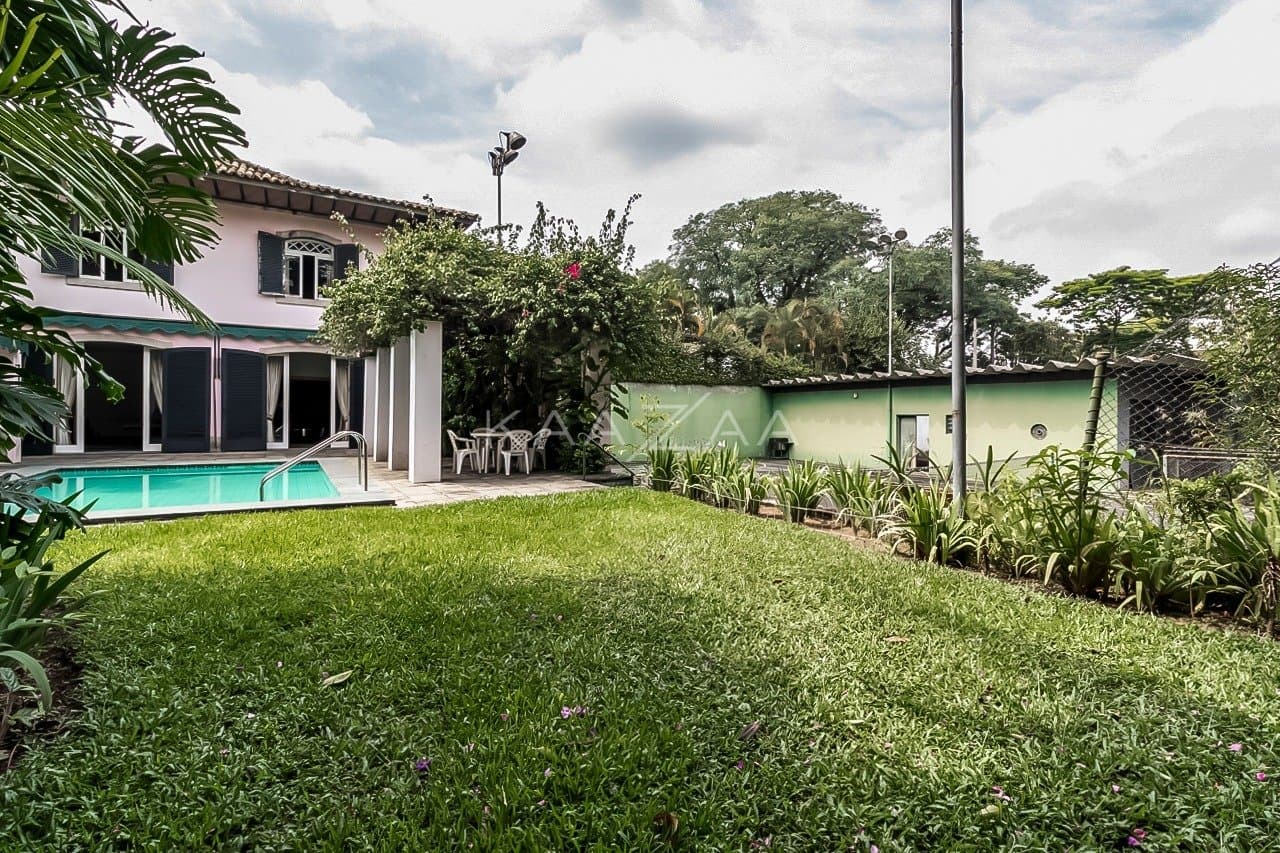 Casa cheia de potencial para reforma, com 1600 m² de terreno e um jardim exuberante em Alto de Pinheiros. - Foto 7