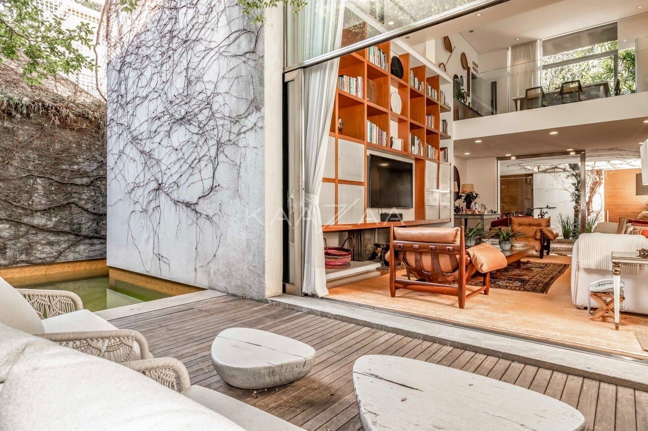 Uma mescla entre natureza e cidade grande se encontra nesta casa no Jardim Paulistano. - Foto 12