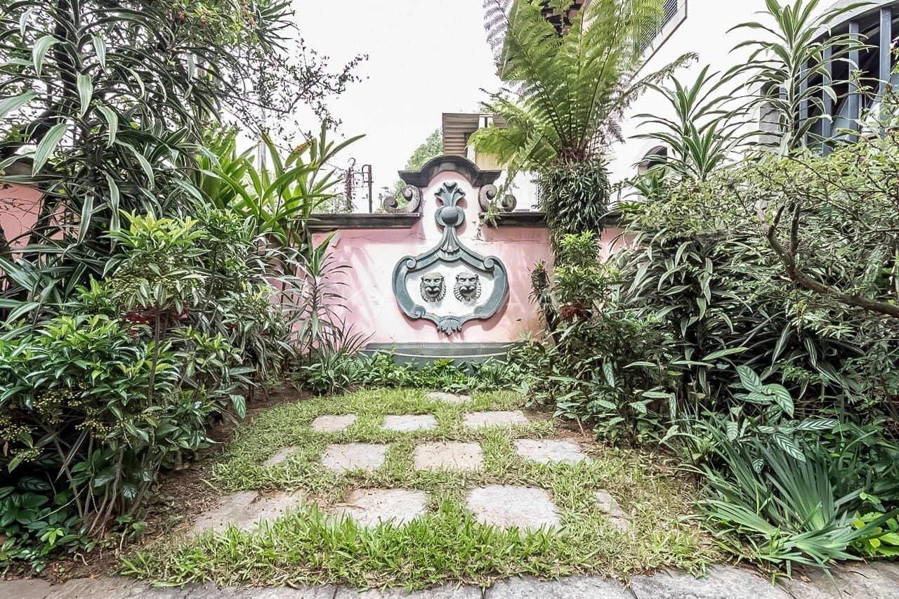 Casa cheia de potencial para reforma, com 1600 m² de terreno e um jardim exuberante em Alto de Pinheiros. - Foto 11