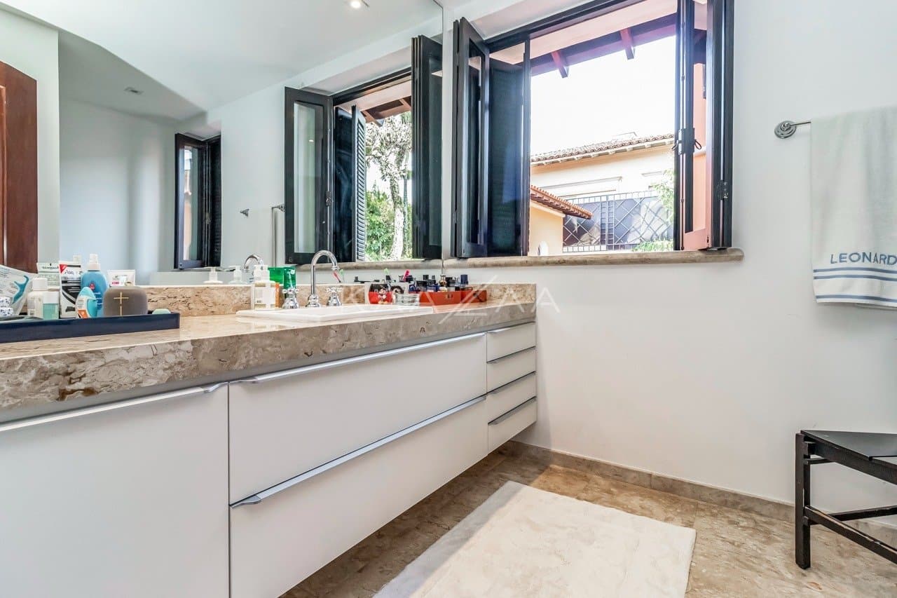 Casa deliciosa com lindo jardim e 4 suítes. Reformada, no Jardim Guedala. - Foto 69