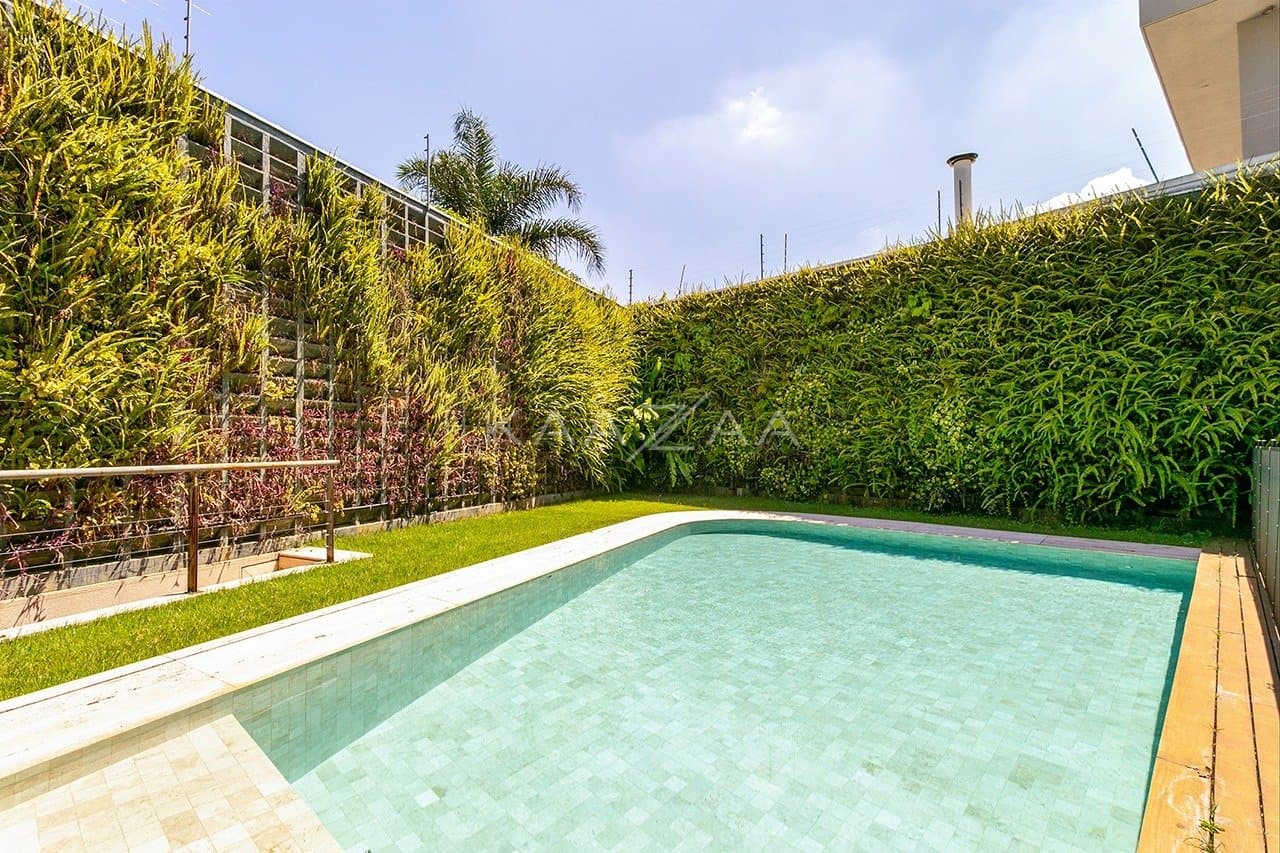 Casa com clima incrível, ótimo espaço de lazer e jardim ensolarado, no bairro Boaçava. - Foto 4