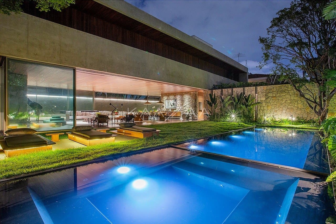 Contemporânea e toda mobiliada: casa com ambientes livres e jardim magnífico em rua fechada em Alto de Pinheiros. - Foto 4