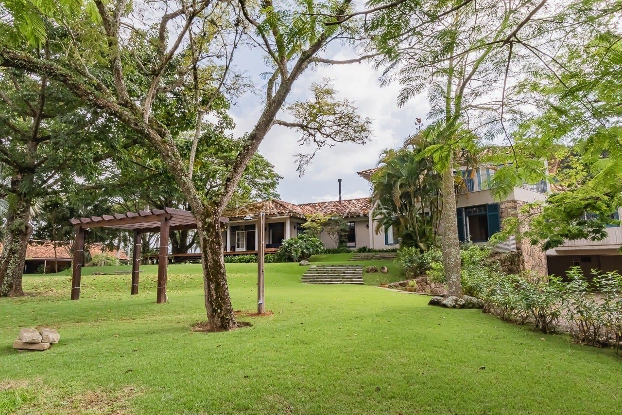 Linda paisagem e ares coloniais são o charme desta casa no condomínio Quinta da Baroneza. - Foto 17