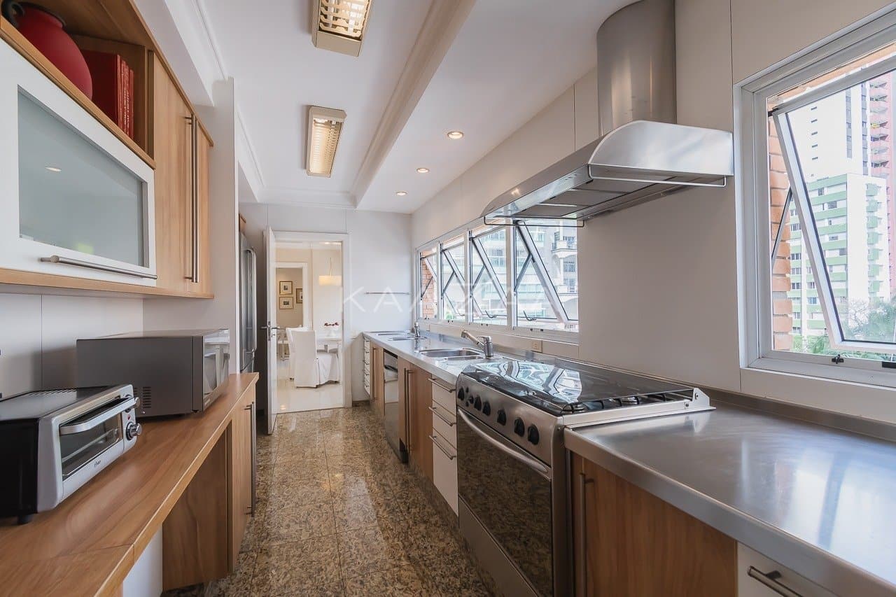 Harmonia clássica e moderna neste apartamento em Moema. - Foto 24