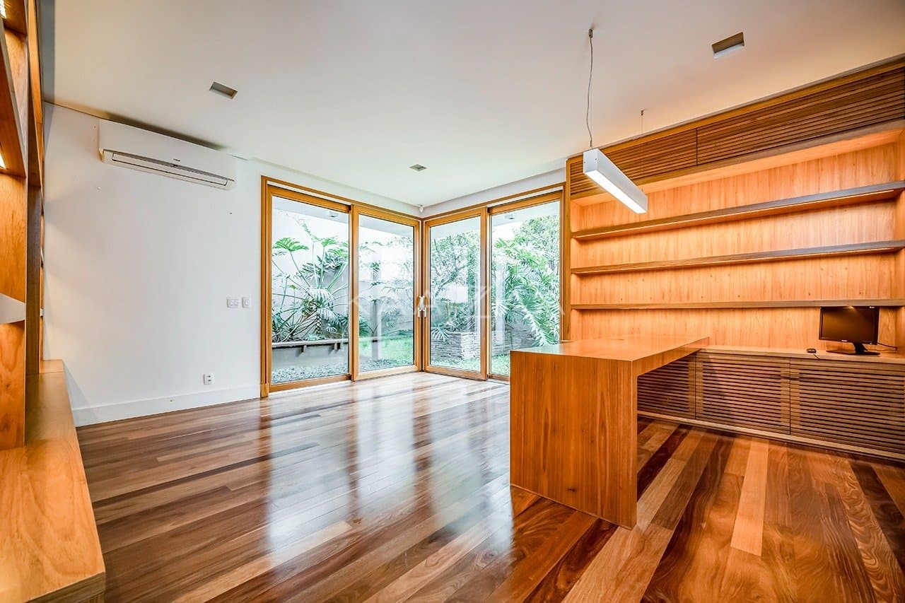 Que tal viver rodeado de muito verde em plena cidade grande? Esta casa no Jardim Lusitânia pode te proporcionar isso. - Foto 20