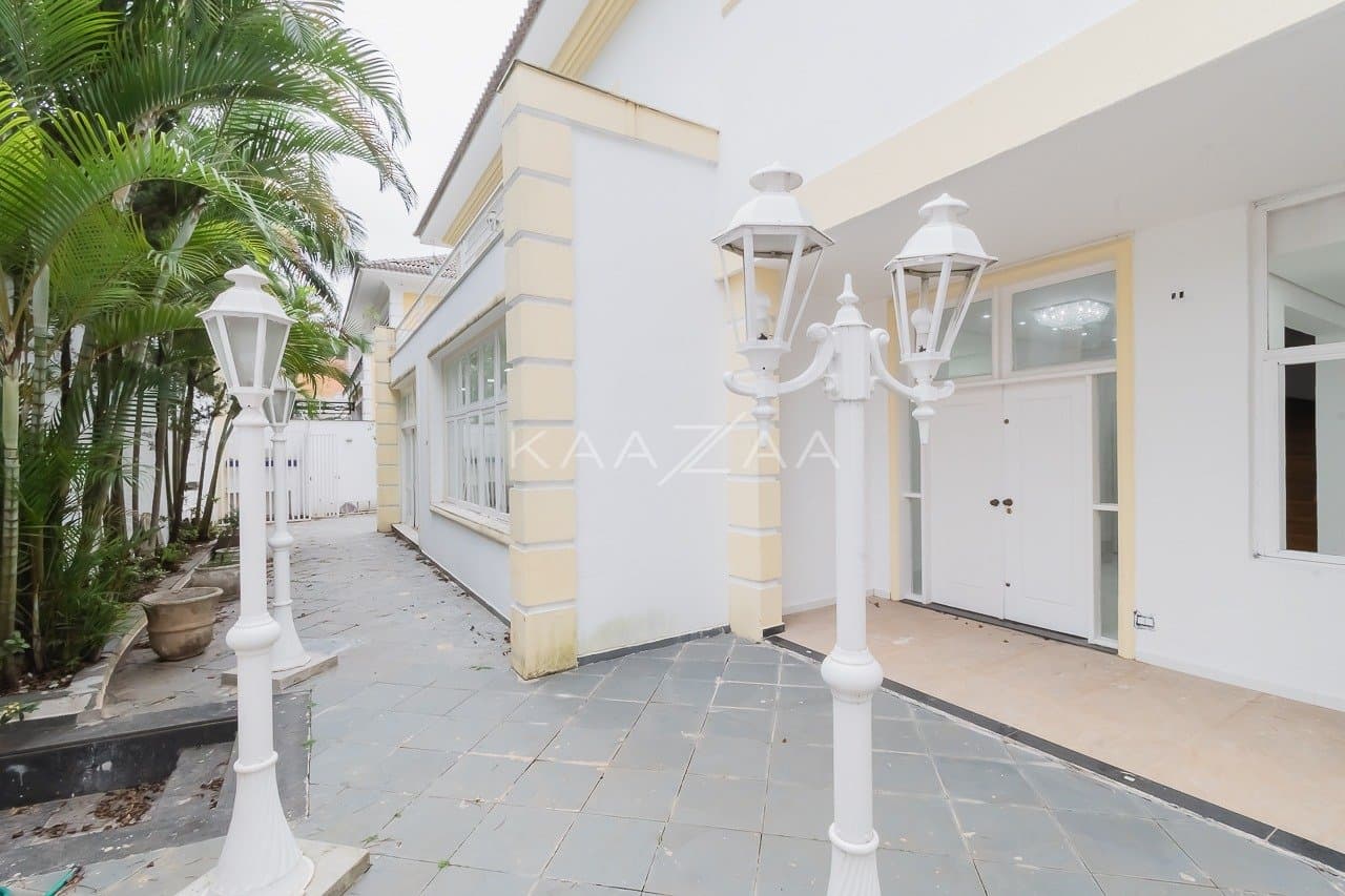 Ambientes leves e espaçosos, nesta casa de 480m² com 4 suítes no Jardim Paulista. - Foto 13