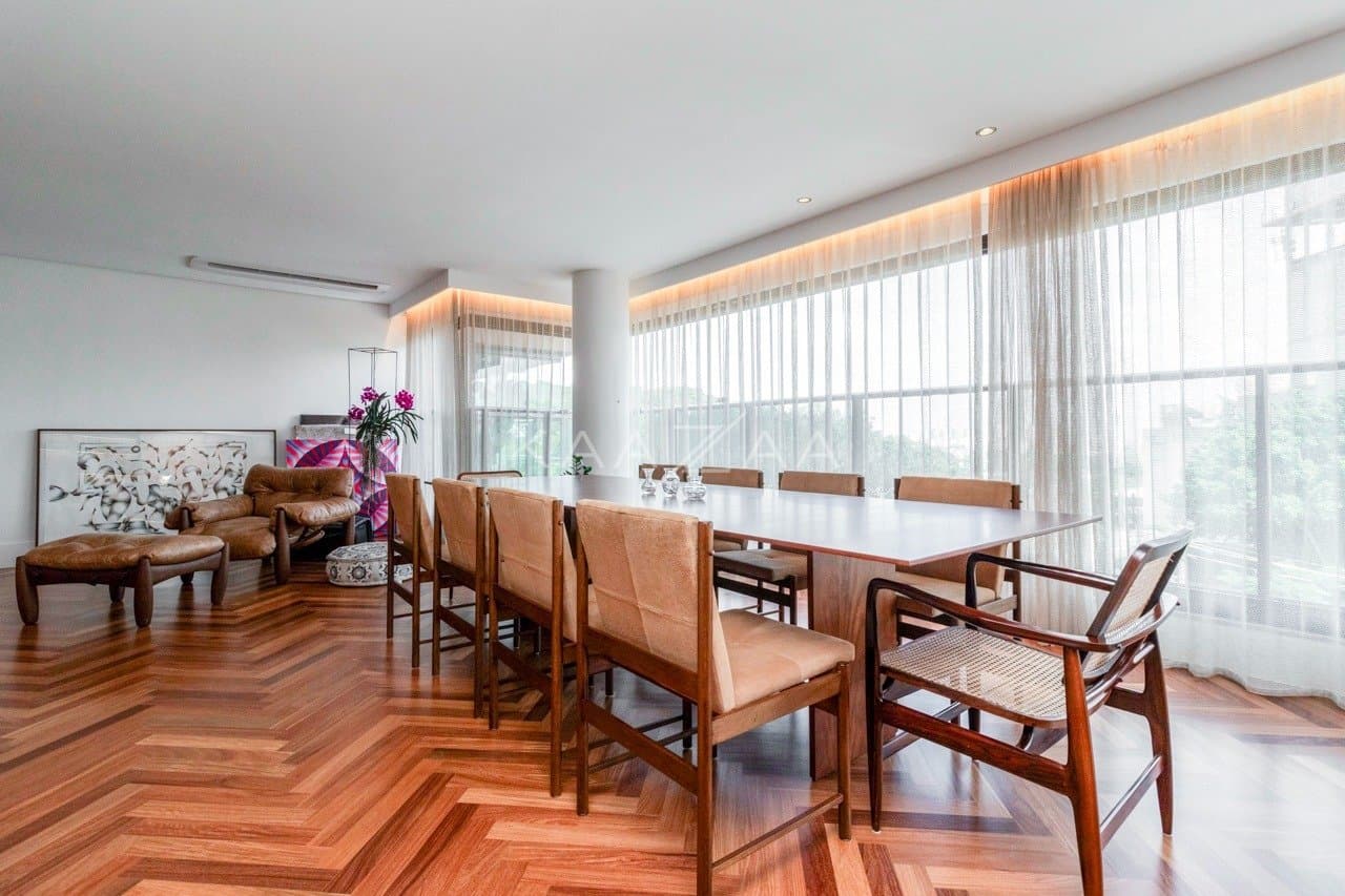 Muito vidro e luz natural com vista para as árvores. Apartamento no Jardim Guedala. - Foto 6