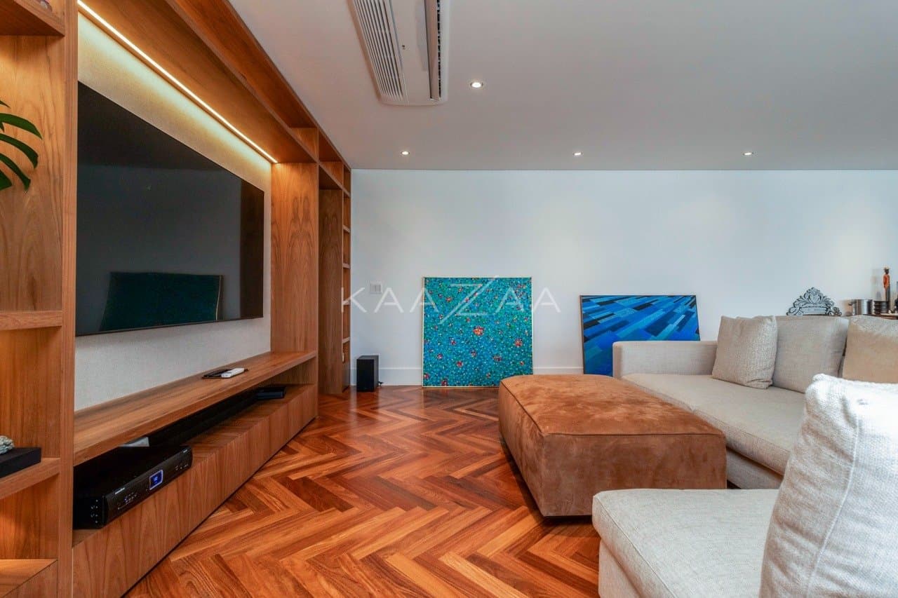 Muito vidro e luz natural com vista para as árvores. Apartamento no Jardim Guedala. - Foto 12