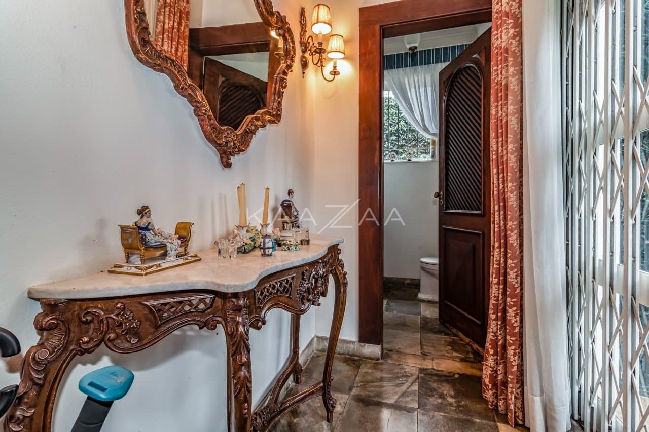 Casa clássica na Cidade Jardim com 4 suítes, piscina e terreno delicioso. - Foto 25