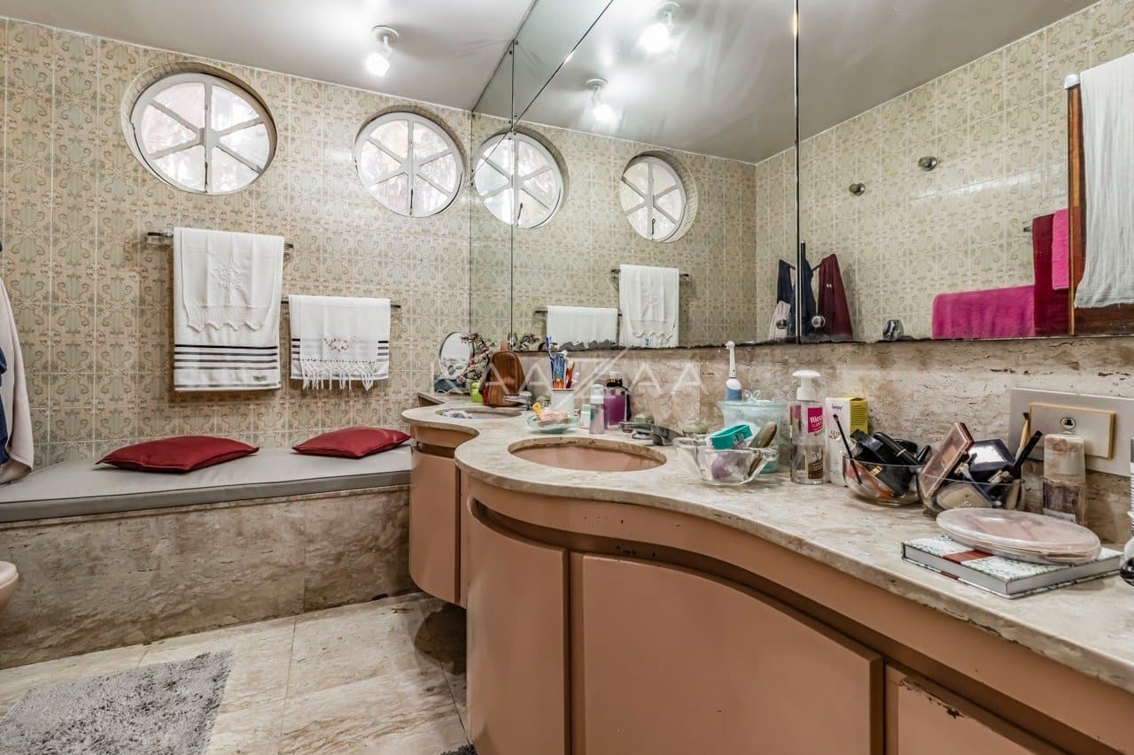 Casa clássica na Cidade Jardim com 4 suítes, piscina e terreno delicioso. - Foto 43