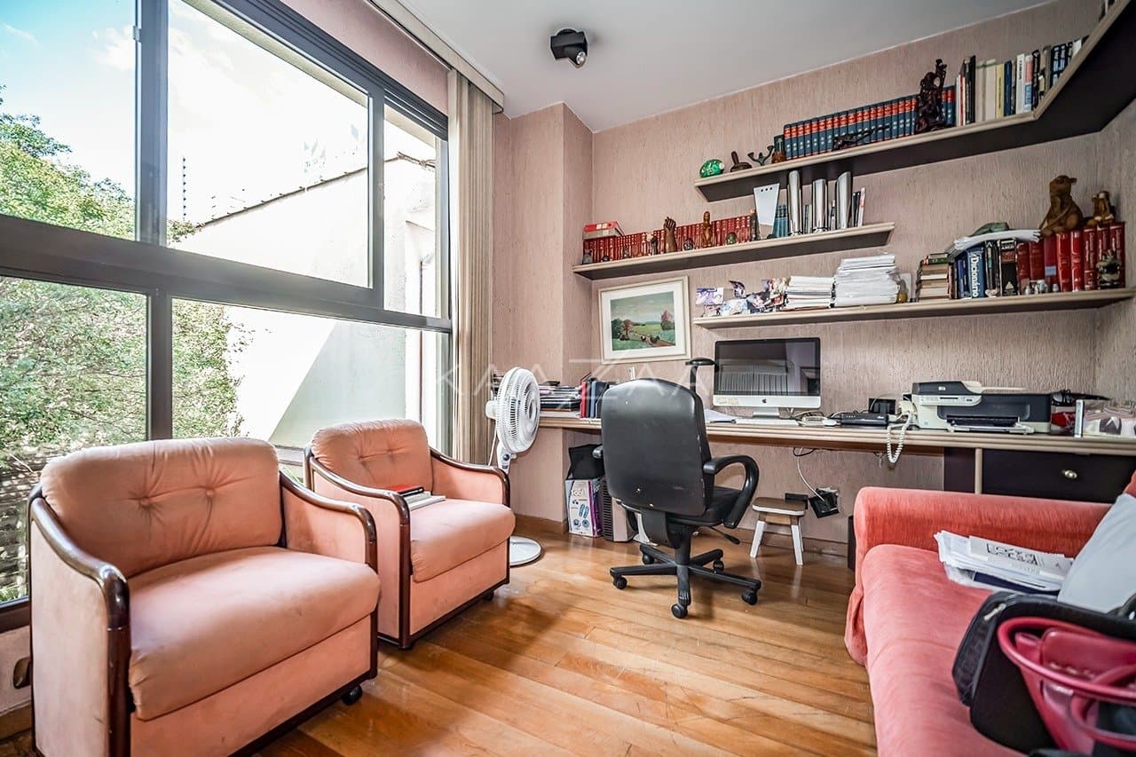 Espaços internos super amplos e um lindo jardim, nesta casa em localização cobiçada no Jardim Europa. - Foto 11
