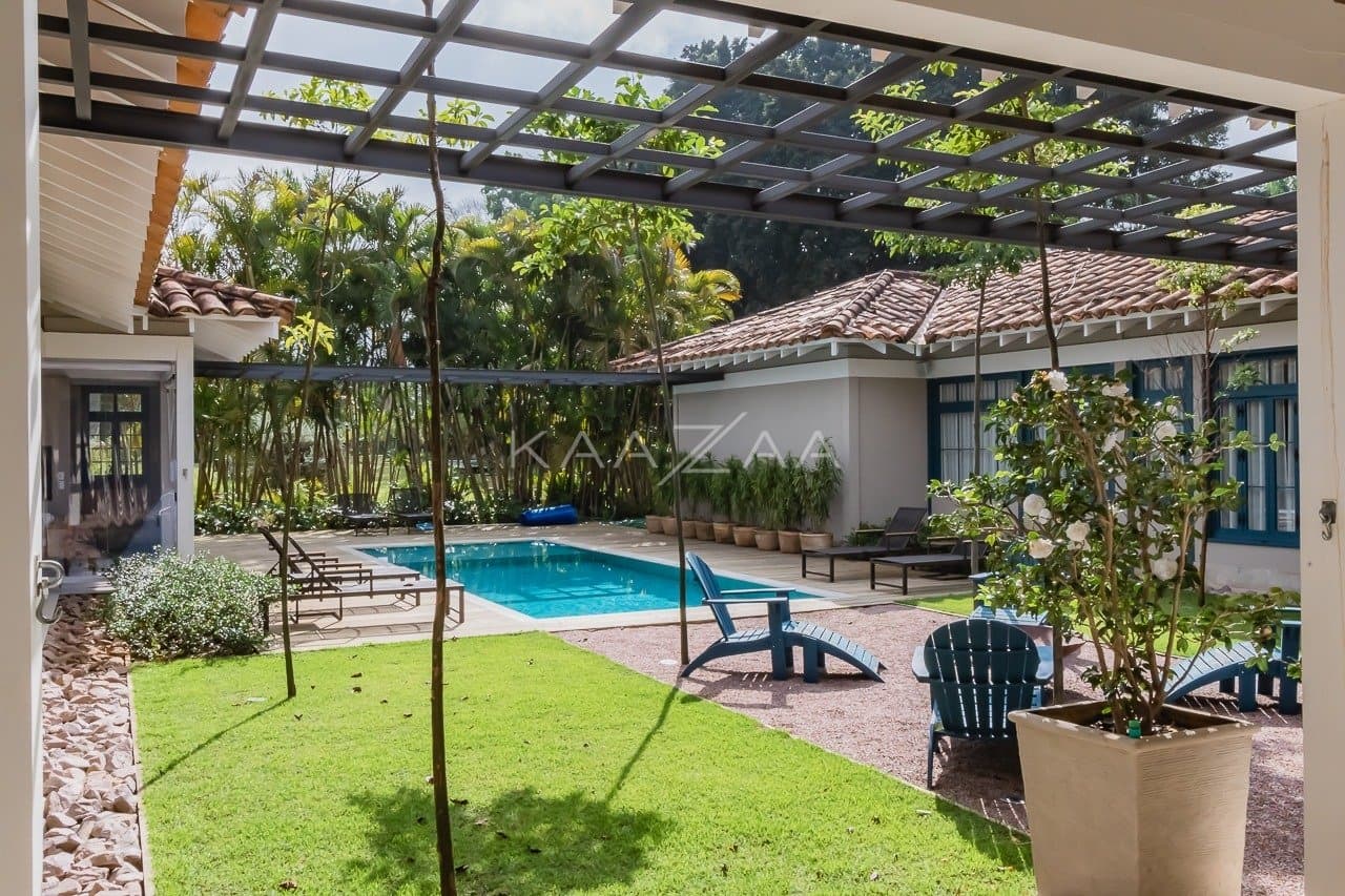 Linda paisagem e ares coloniais são o charme desta casa no condomínio Quinta da Baroneza. - Foto 4