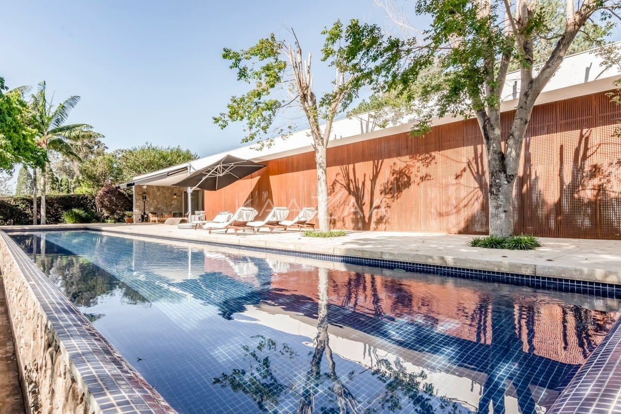 Casa térrea muito arejada, simplesmente impecável. Mobiliada com design, na Fazenda Boa Vista. - Foto 3