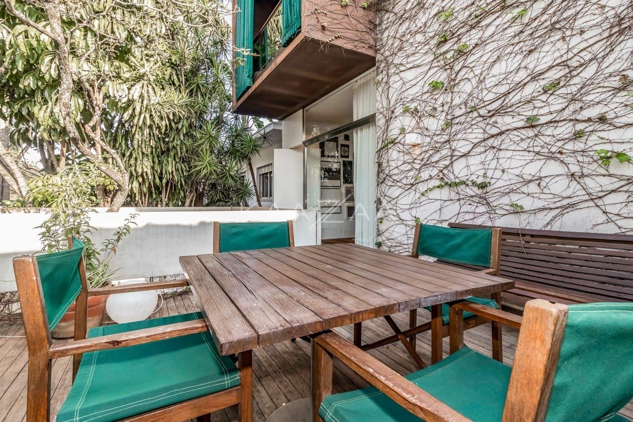 Uma mescla entre natureza e cidade grande se encontra nesta casa no Jardim Paulistano. - Foto 19