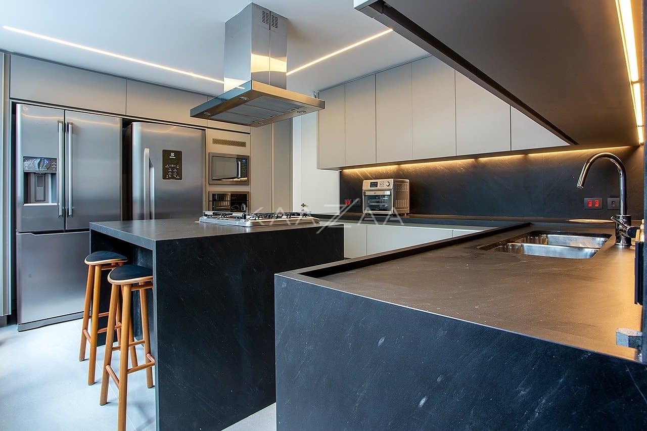 Contemporânea e toda mobiliada: casa com ambientes livres e jardim magnífico em rua fechada em Alto de Pinheiros. - Foto 47