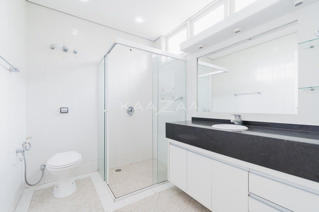 Ambientes leves e espaçosos, nesta casa de 480m² com 4 suítes no Jardim Paulista. - Foto 40