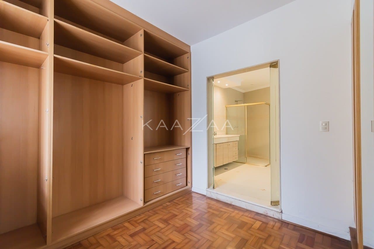 Ambientes leves e espaçosos, nesta casa de 480m² com 4 suítes no Jardim Paulista. - Foto 29