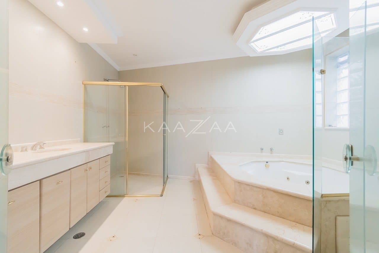 Ambientes leves e espaçosos, nesta casa de 480m² com 4 suítes no Jardim Paulista. - Foto 33