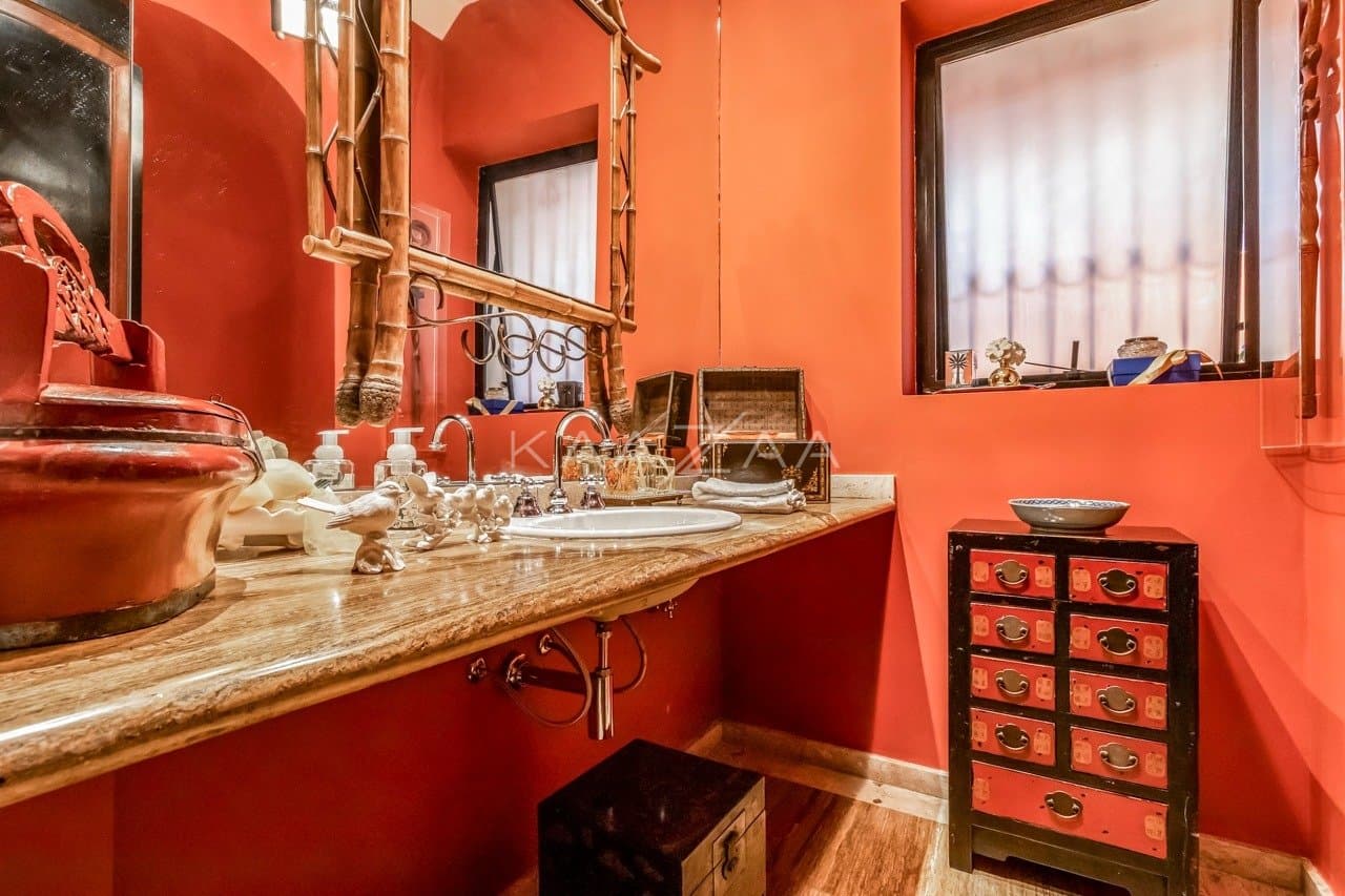 Casa deliciosa com lindo jardim e 4 suítes. Reformada, no Jardim Guedala. - Foto 34