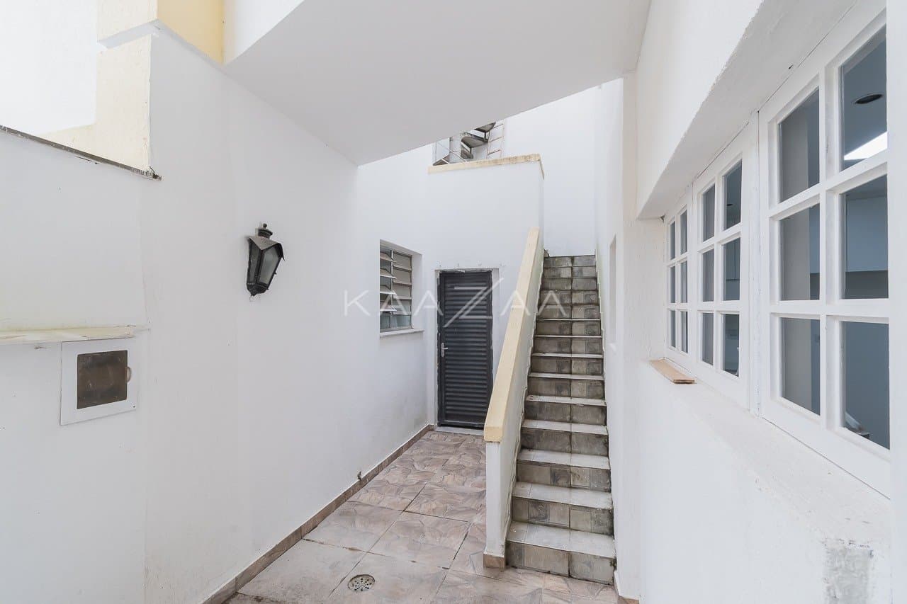 Ambientes leves e espaçosos, nesta casa de 480m² com 4 suítes no Jardim Paulista. - Foto 16