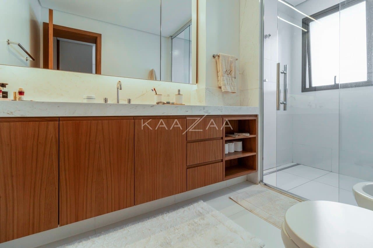 Muito vidro e luz natural com vista para as árvores. Apartamento no Jardim Guedala. - Foto 21