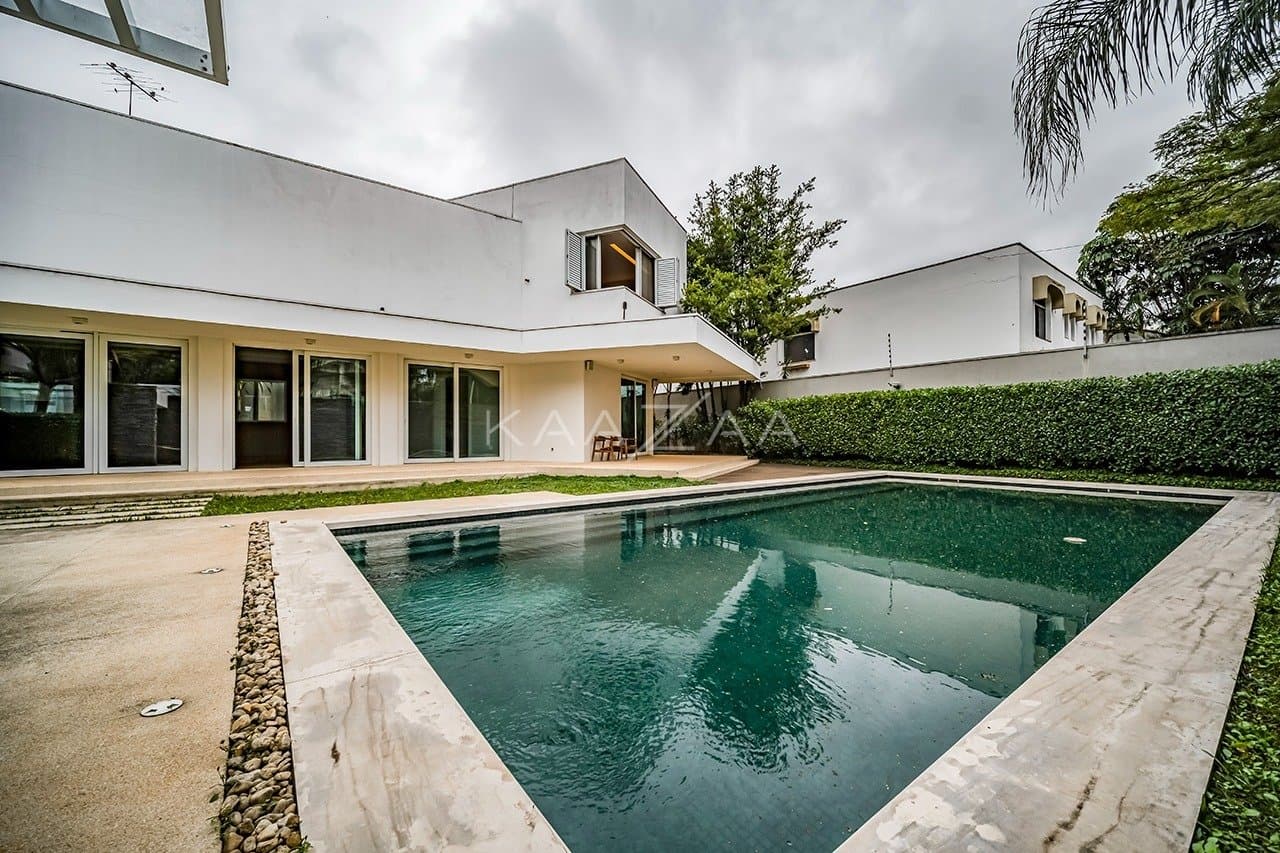 Que tal viver rodeado de muito verde em plena cidade grande? Esta casa no Jardim Lusitânia pode te proporcionar isso. - Foto 3