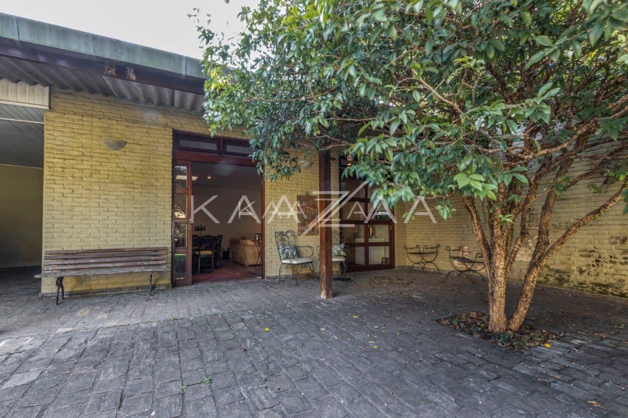 Casa ensolarada e ampla por dentro e por fora. Com localização prática, na Vila Olímpia. - Foto 1