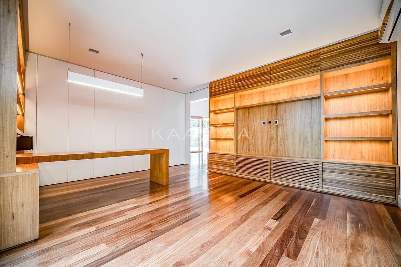 Que tal viver rodeado de muito verde em plena cidade grande? Esta casa no Jardim Lusitânia pode te proporcionar isso. - Foto 22