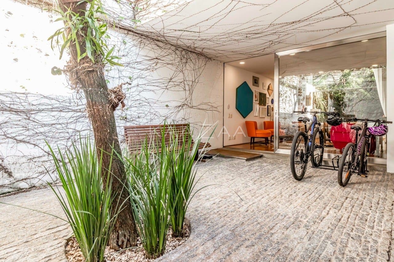 Uma mescla entre natureza e cidade grande se encontra nesta casa no Jardim Paulistano. - Foto 13