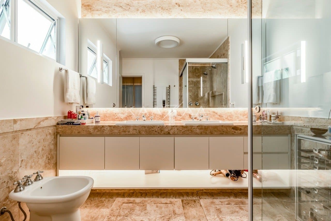 Diversos ambientes agradáveis para uma vida sossegada, nesta casa de condomínio no Jardim Guedala. - Foto 33