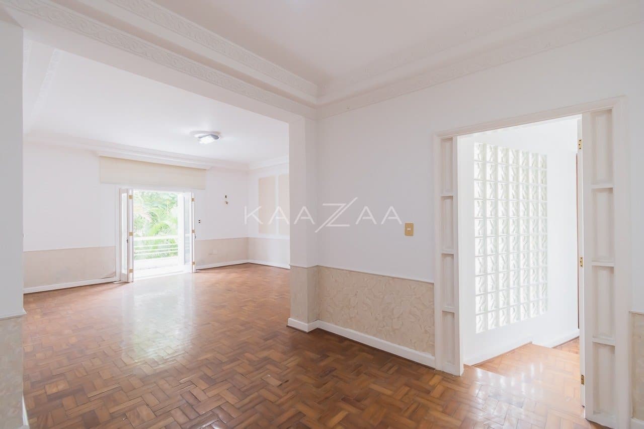 Ambientes leves e espaçosos, nesta casa de 480m² com 4 suítes no Jardim Paulista. - Foto 26