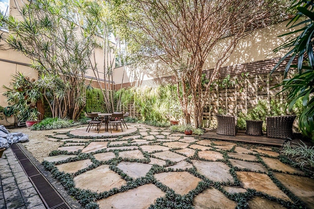 Espaços internos super amplos e um lindo jardim, nesta casa em localização cobiçada no Jardim Europa. - Foto 5