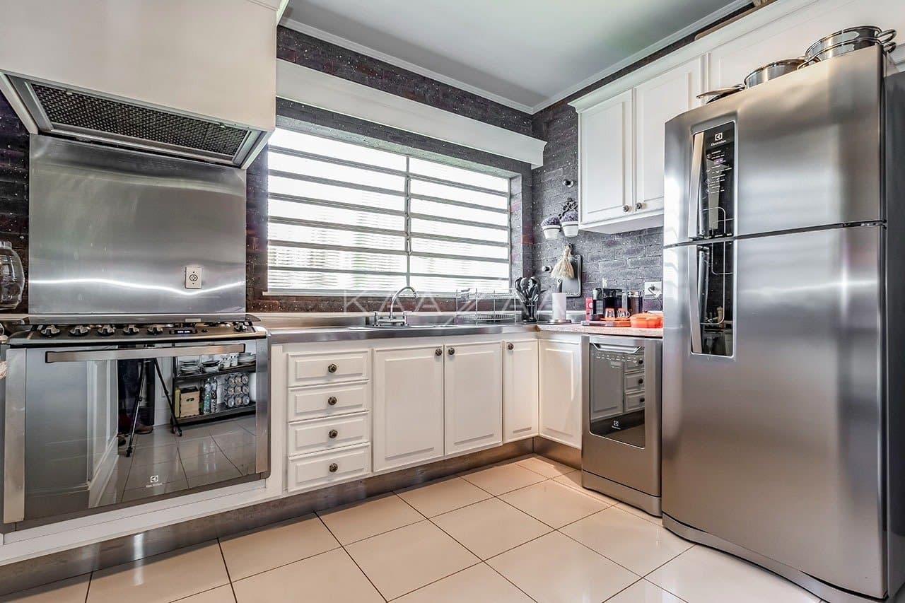 Casa pensada com bom gosto, materiais de primeira e muita brecha para o sossego. Em Alto de Pinheiros. - Foto 15