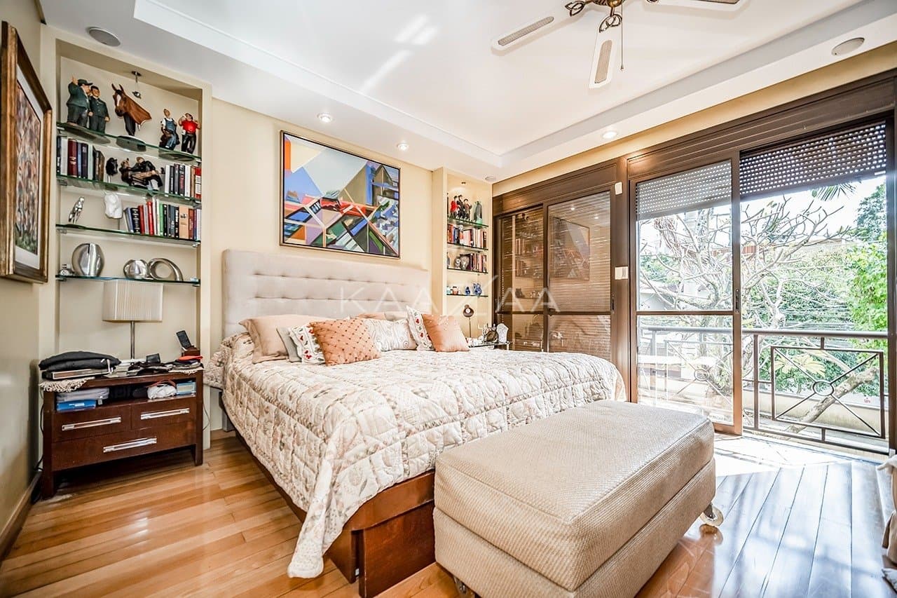 Espaços internos super amplos e um lindo jardim, nesta casa em localização cobiçada no Jardim Europa. - Foto 12