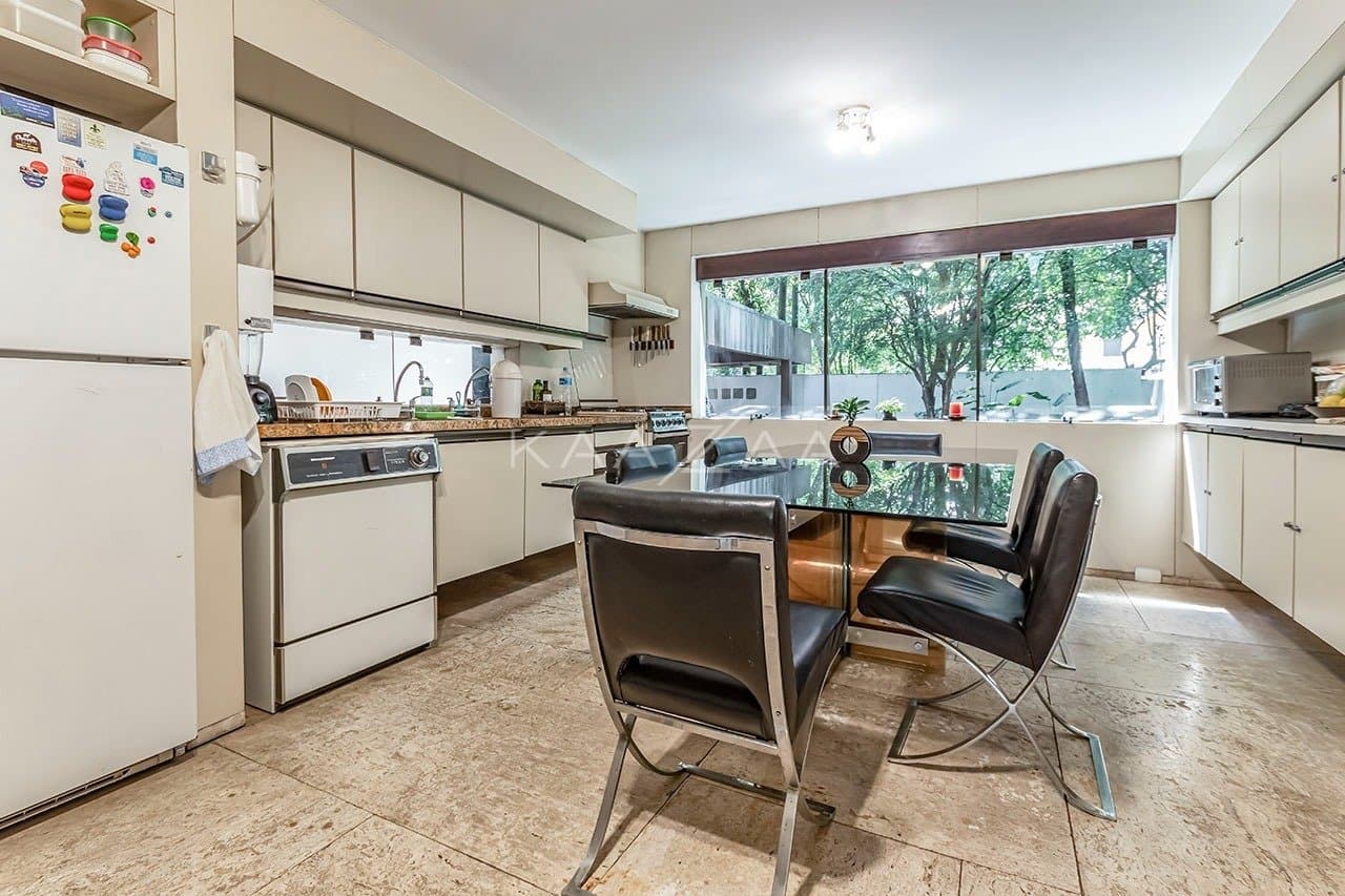 Com ares de casa de campo, uma residência espetacular no Jardim América. - Foto 31