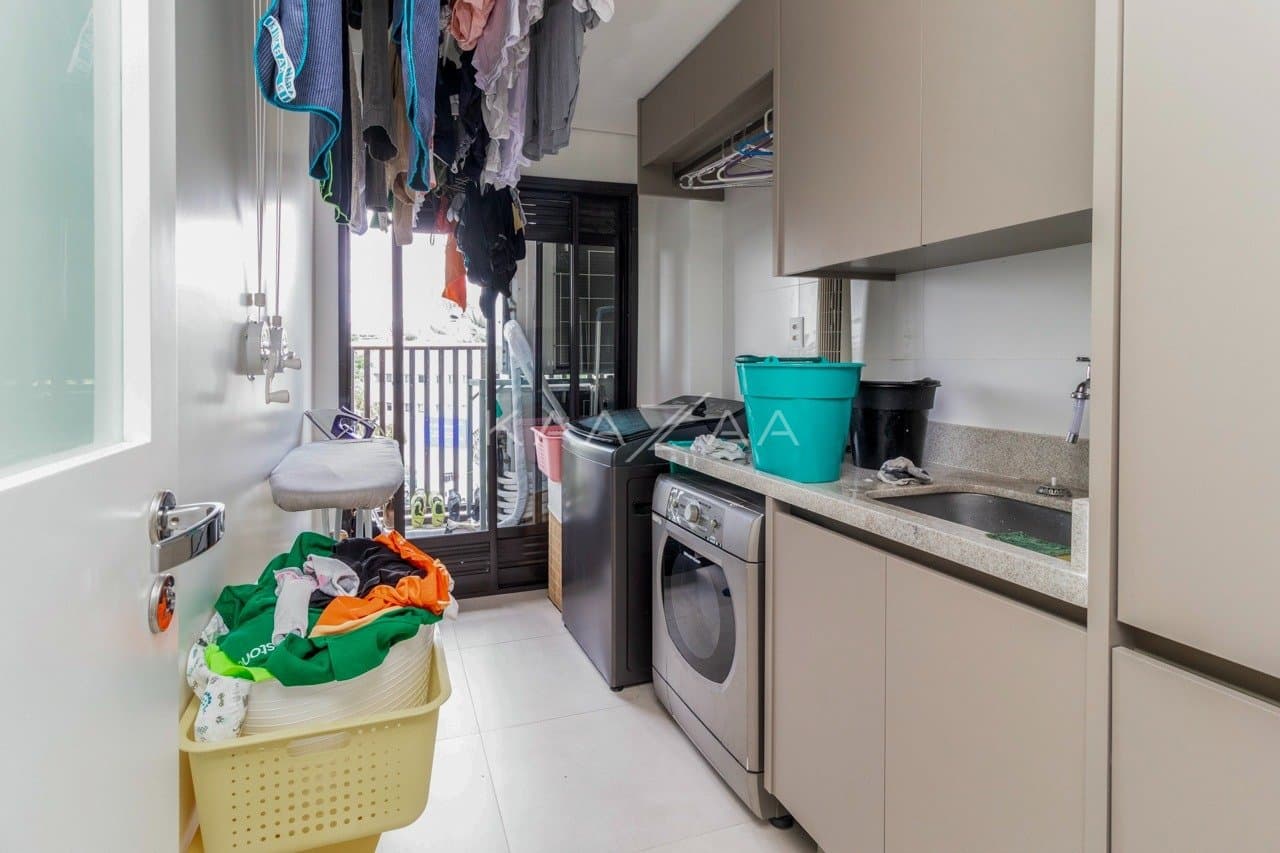 Muito vidro e luz natural com vista para as árvores. Apartamento no Jardim Guedala. - Foto 33