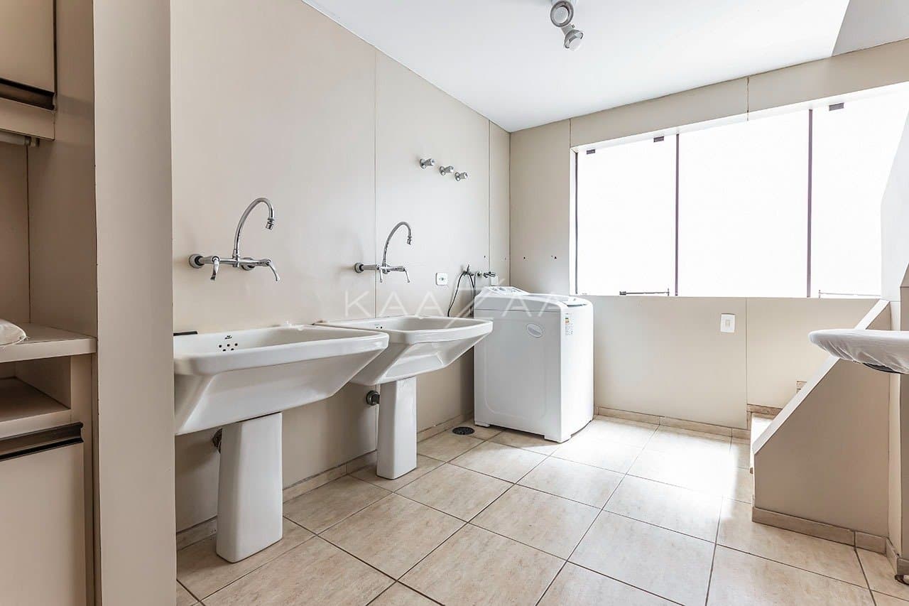 Com ares de casa de campo, uma residência espetacular no Jardim América. - Foto 35