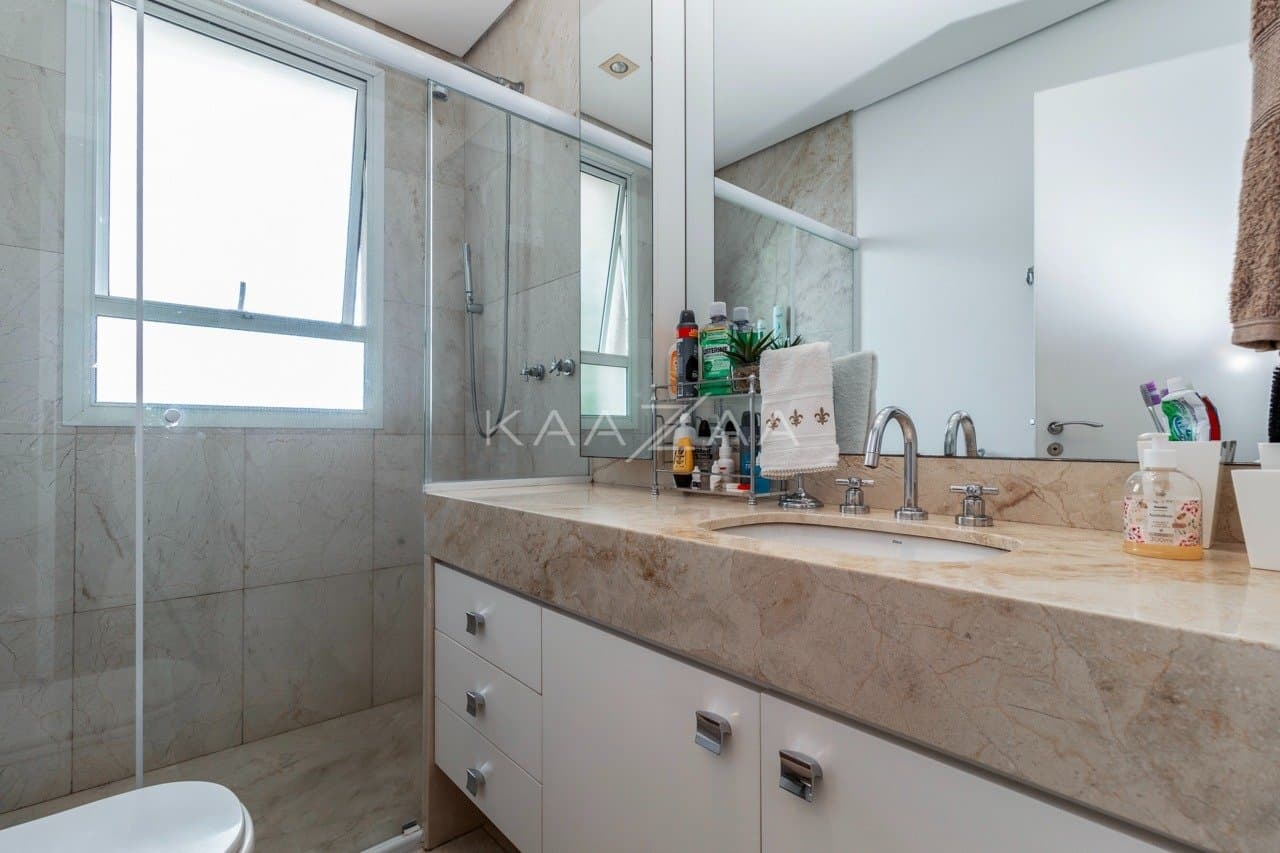 Rodeado de elegância, este apartamento em Moema tem localização cobiçada ao lado do Parque Ibirapuera. - Foto 48