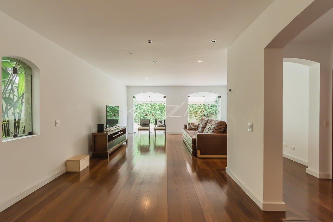 Casa com clima sossegado e muitos espaços para aproveitar, em Alto de Pinheiros. - Foto 1