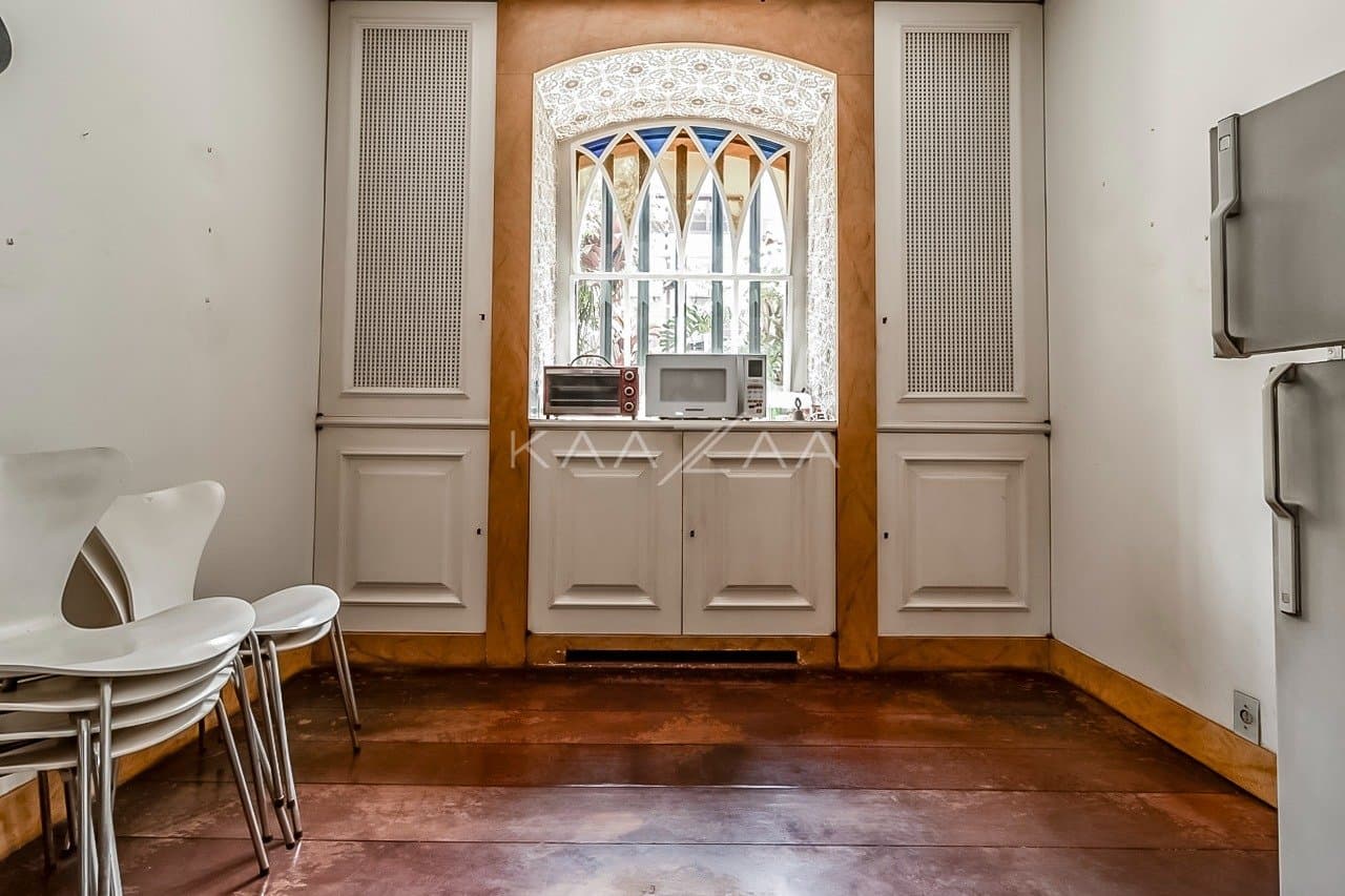 Casa cheia de potencial para reforma, com 1600 m² de terreno e um jardim exuberante em Alto de Pinheiros. - Foto 23